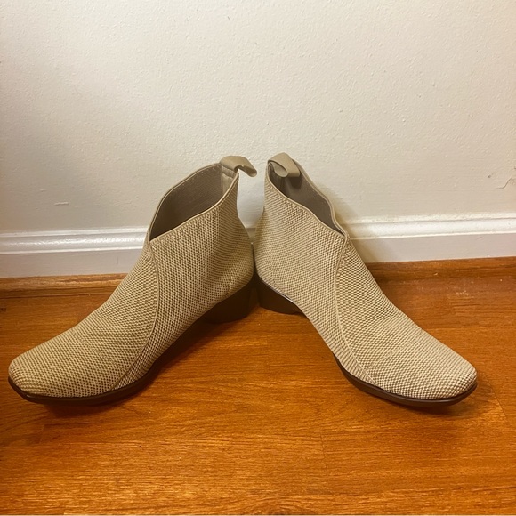Borne Lightweight Tan Wedge Ankle Boots NWOT - Picture 4 of 10